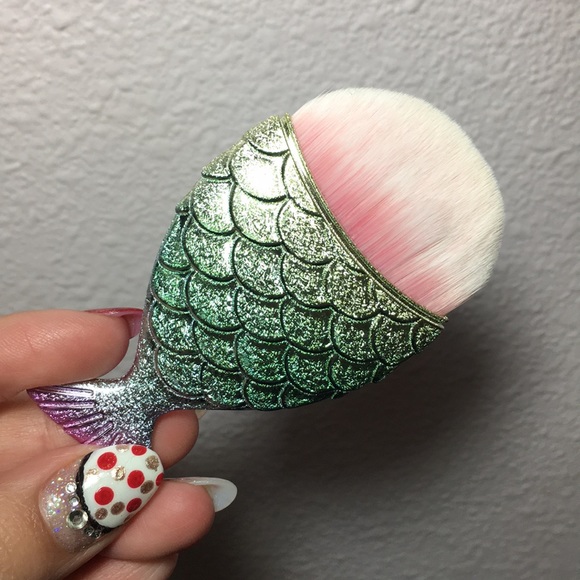 Mermaid 🧜‍♀️ brush - Picture 1 of 3